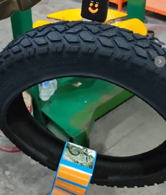 BLACK CAT Tire 20.4.0 – Durable & High Grip
